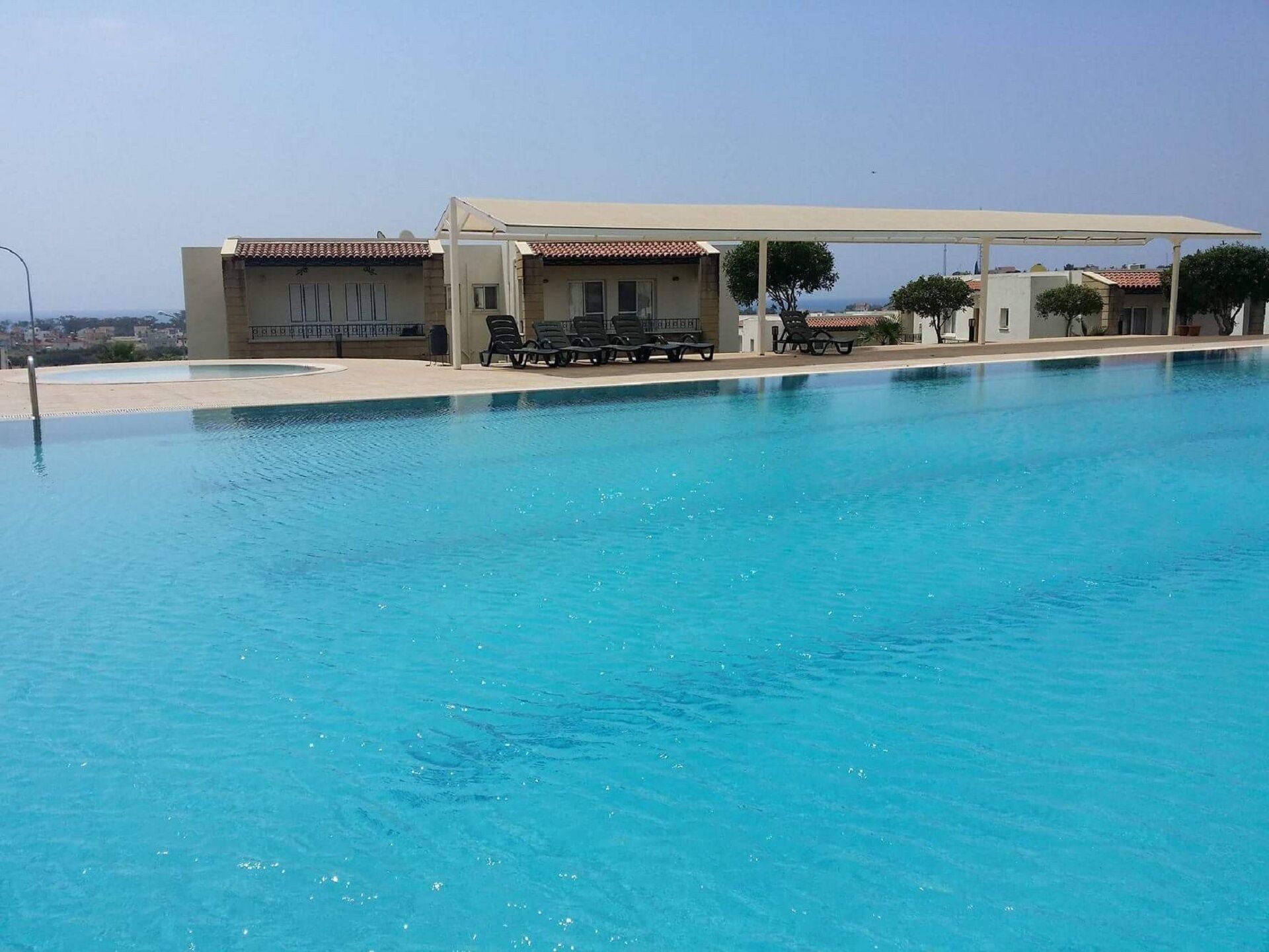 Pool above the restaurant and bar area 
