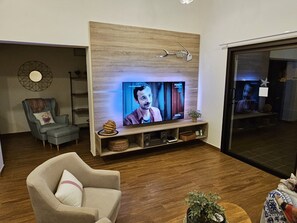 Smart-tv, dvd-spelare, ett bordtennisbord och böcker