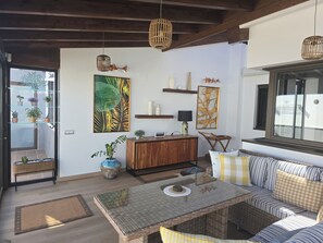 Una Smart TV, un reproductor de DVD, una mesa de tenis de mesa, libros