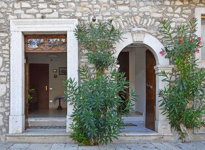 THE HOUSE OF ZIA NINA. WHERE ARE THE RECORD OF THE HAPPY DAYS