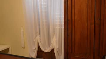 5 bedrooms, iron/ironing board, internet, bed sheets