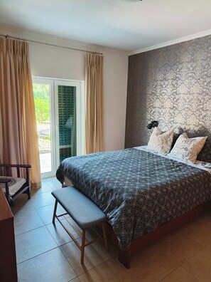 3 bedrooms, iron/ironing board, WiFi, bed sheets - Classy villa with lovely views to the hills over serene meadowlands (Corga)