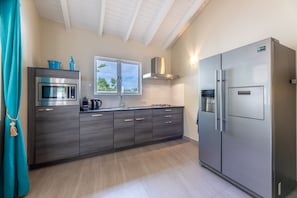 Refrigerador, microondas, horno, placa de cocina