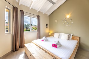 3 habitaciones, caja de seguridad en la habitación y escritorio