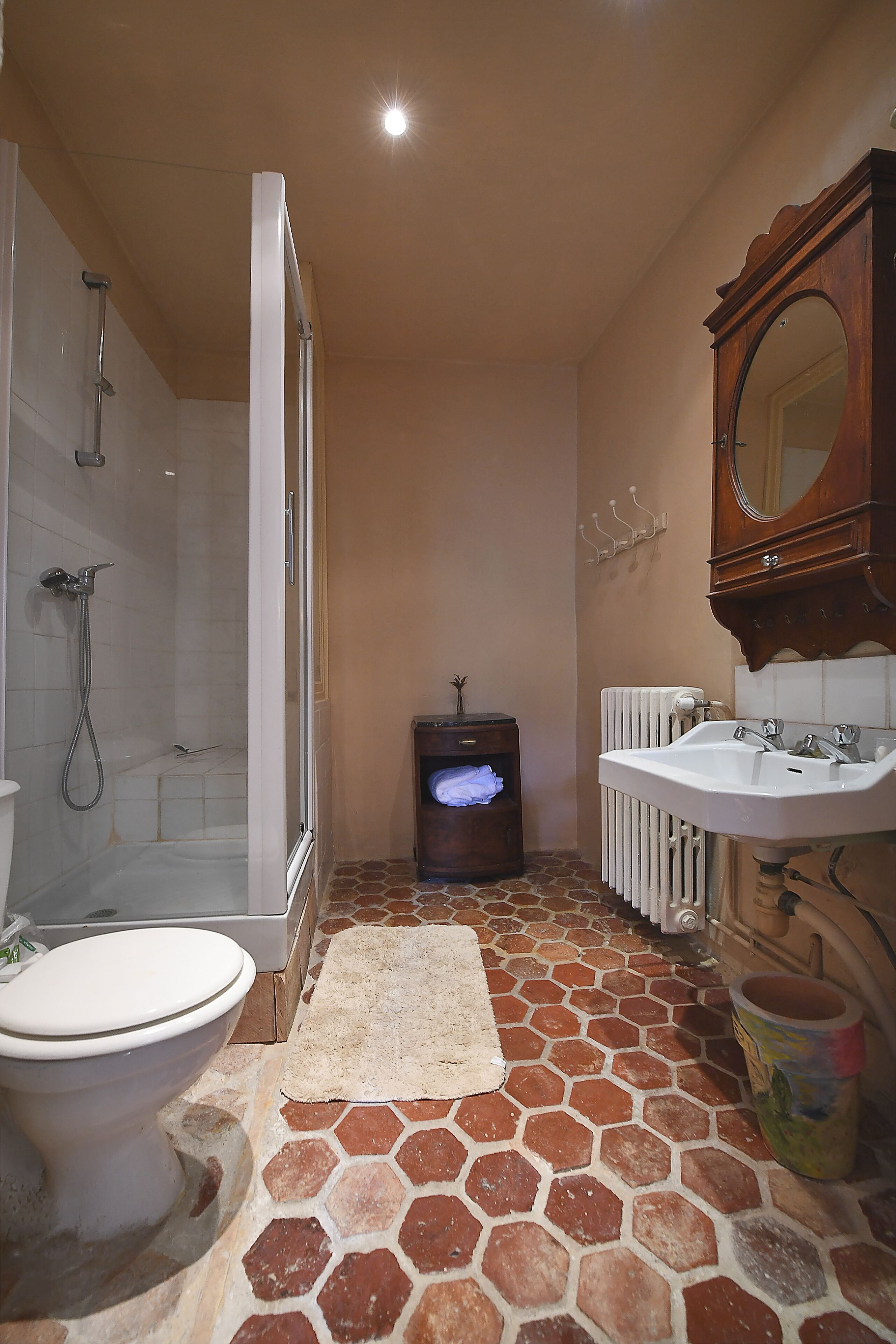 Ein Badezimmer mit Dusche, Toilette und Waschbecken.
