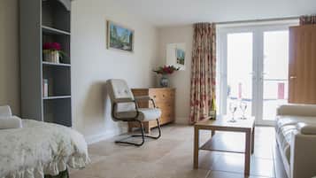 4 bedrooms, desk, soundproofing, iron/ironing board