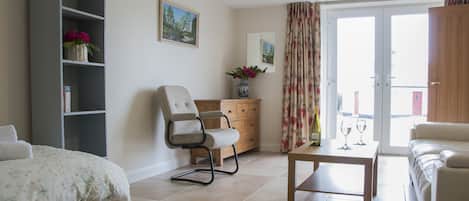 4 bedrooms, desk, soundproofing, iron/ironing board