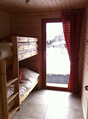 3 chambres, fer et planche à repasser, lit de bébé portatif, Wi-Fi