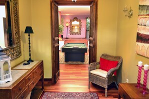 Smart TV, fireplace, DVD player, books