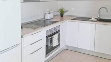 Coffee/tea maker, fridge, microwave, oven