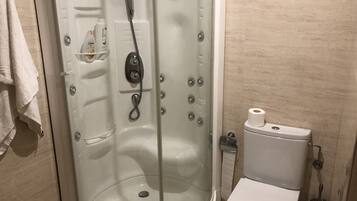 Een haardroger, handdoeken, zeep, shampoo