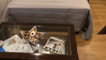 1 slaapkamer, een bureau, een strijkplank/strijkijzer, wifi