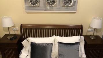 1 slaapkamer, een bureau, een strijkplank/strijkijzer, wifi