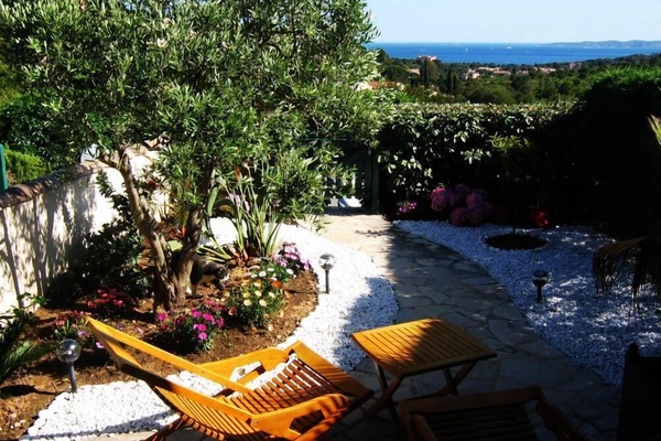 Terrasse avec son olivier Plein Sud équipée d'un store amovible