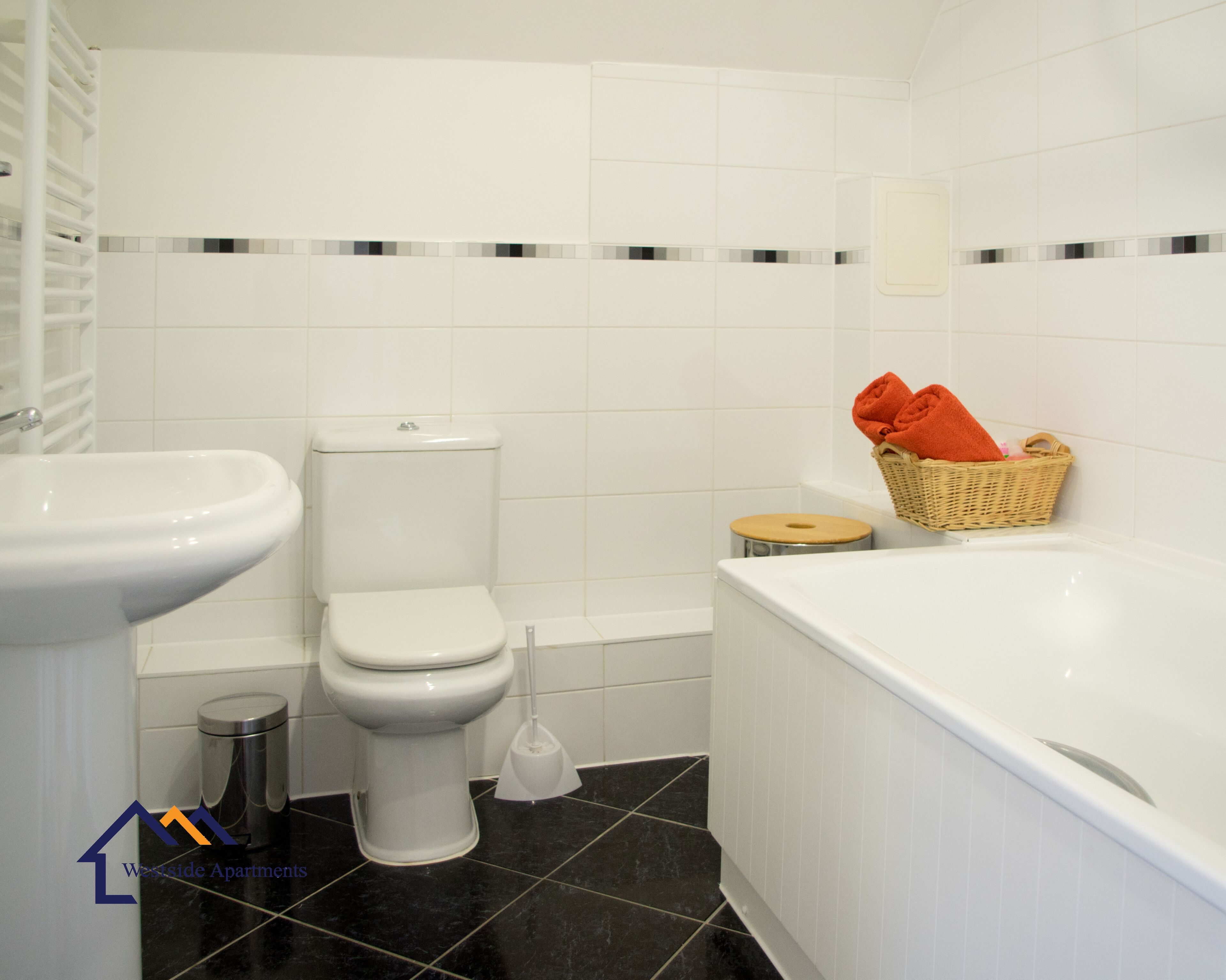 Combined shower/tub, hair dryer, towels