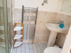 Een douche, een haardroger, handdoeken, toiletpapier
