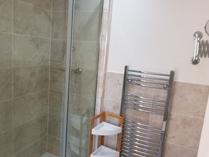 Shower, hair dryer, towels, toilet paper - Church View at the heart of Lindley (Huddersfield)