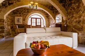 Smart TV, fireplace, books - Ta' Filomena - Sleeps 8/10 with a large Private Pool (Ix-Xaghra)