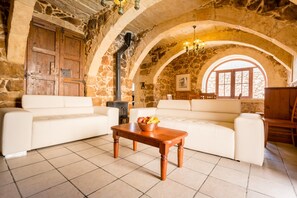 Interior - Ta' Filomena - Sleeps 8/10 with a large Private Pool (Ix-Xaghra)