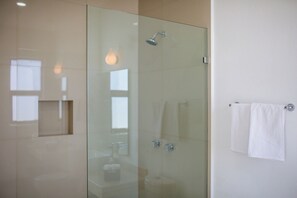Douche, sèche-cheveux, serviettes fournies, savon