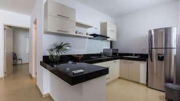 Een koelkast, een magnetron, een oven, een kookplaat