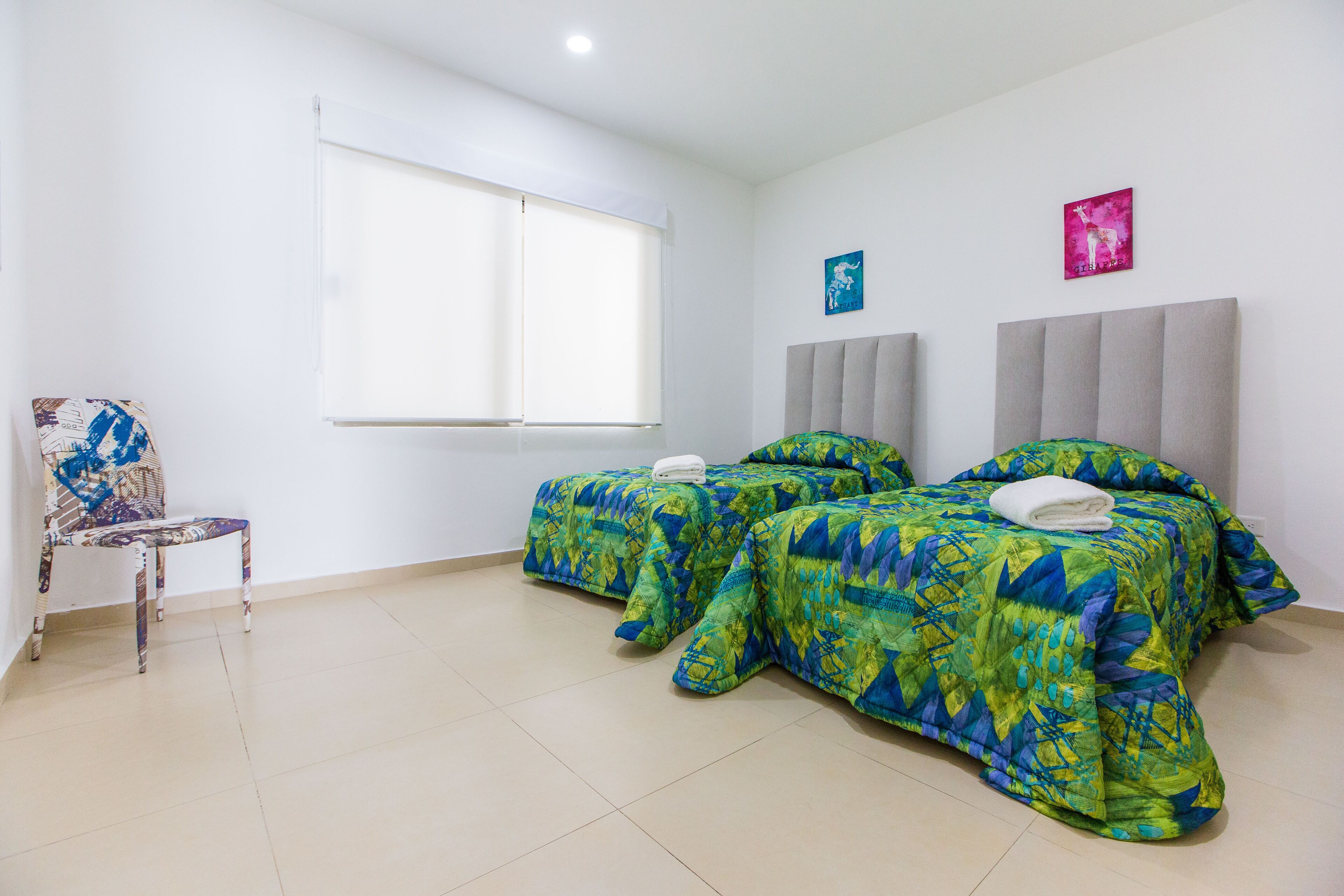 2 habitaciones, caja de seguridad en la habitación y escritorio 