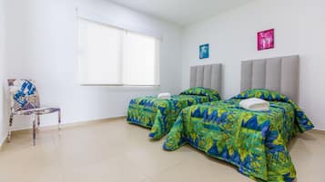 2 habitaciones, caja de seguridad en la habitación y escritorio