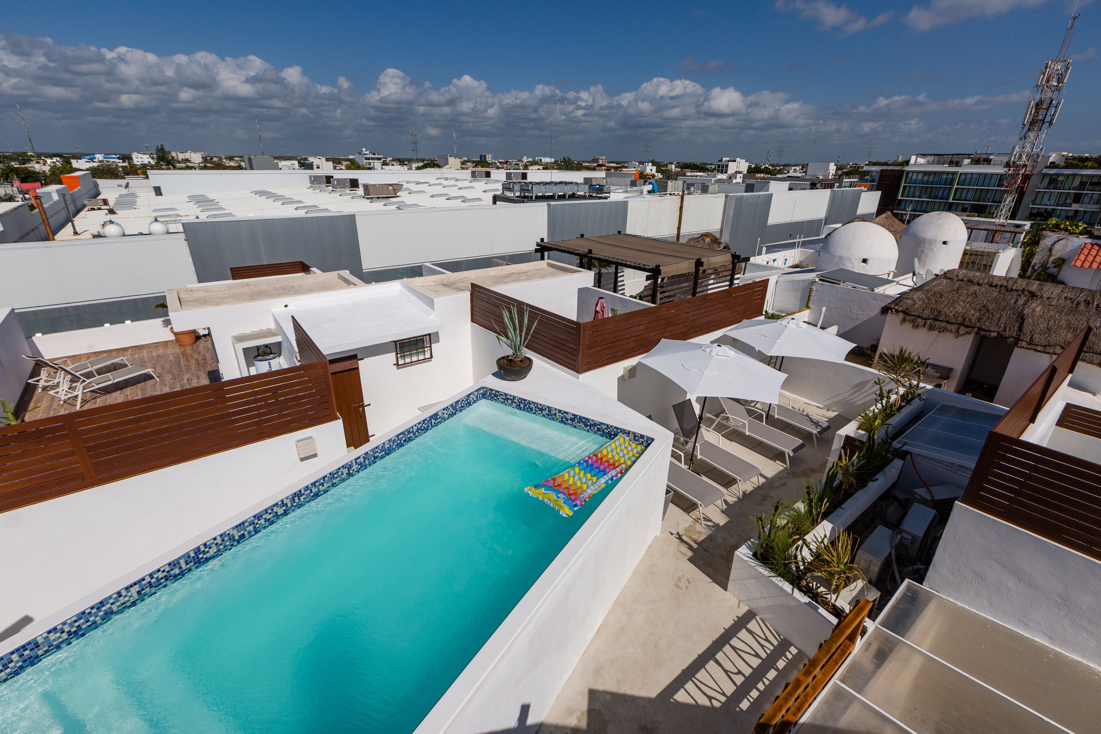 Una piscina al aire libre