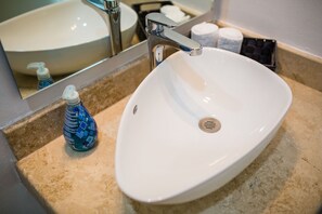 Douche, sèche-cheveux, serviettes fournies, savon