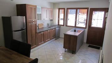 Een koelkast, een oven, een kookplaat, een vaatwasser