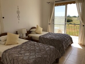 3 bedrooms, iron/ironing board, WiFi, bed sheets - Spacious,quiet villa in a secluded tranquil location with all amenities nearby (Peyia)