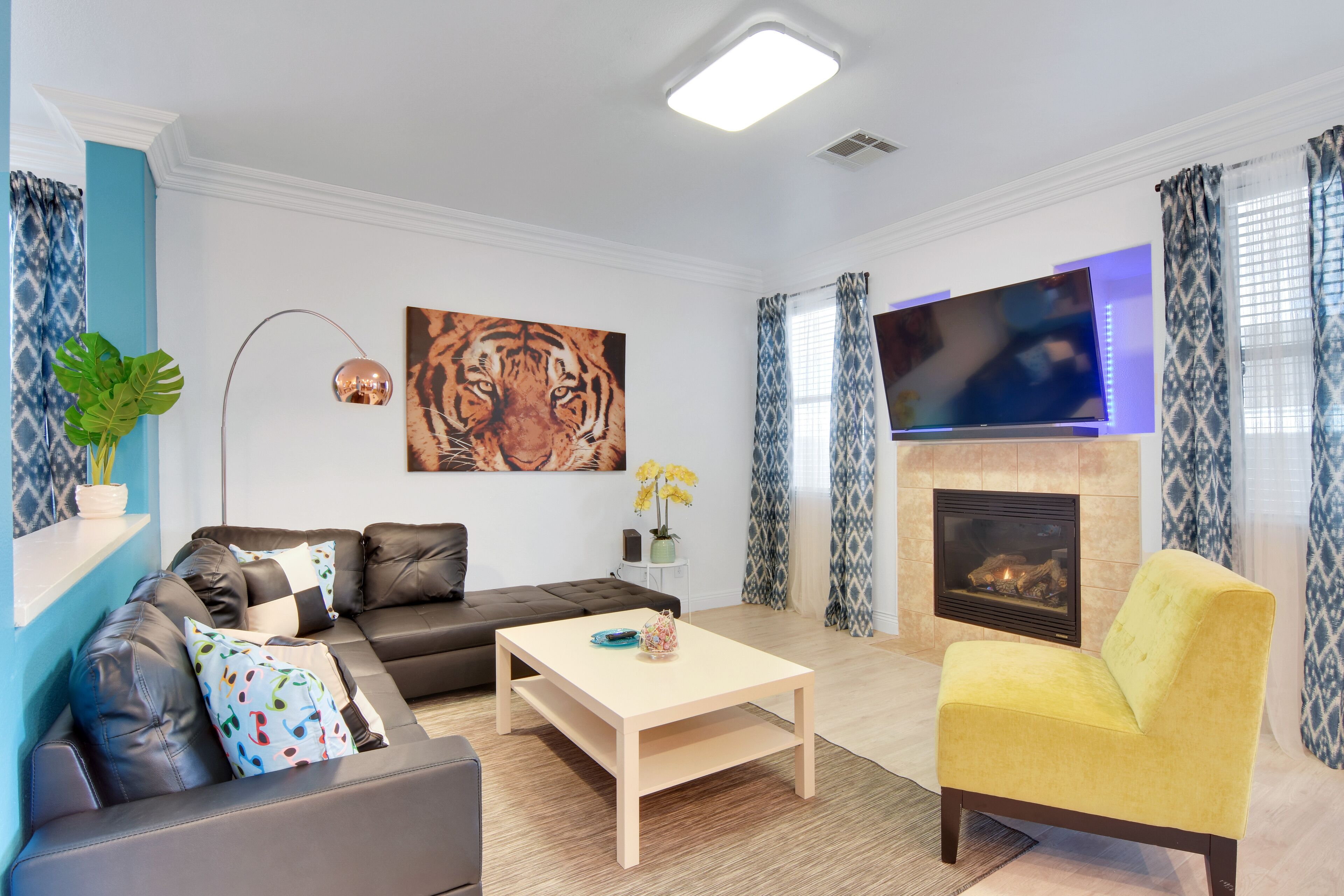 Delightful spacious 4 bedroom home 12 mins to Strip/airport