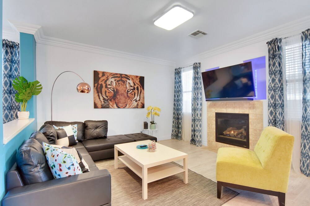 Delightful spacious 4 bedroom home 12 mins to Strip/airport