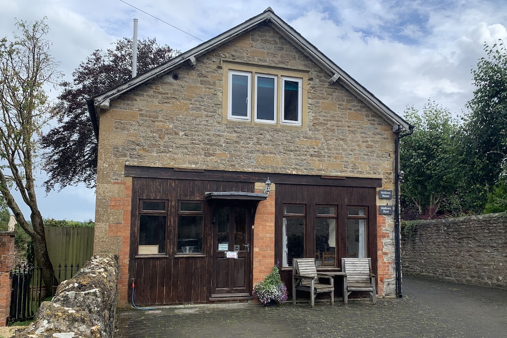 Mallows is an annexe to the owners property and is completely separate.