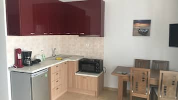 Fridge, oven, coffee/tea maker, toaster
