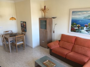 Smart TV, DVD player, video library - 2 bedroom appartment in luxury Beach & Golf Resort, Costa Blanca, Spain (Oliva)