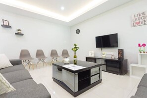 Interior - 4 Bedroom Landed House. Party friendly and close to beach. (Kota Kinabalu)