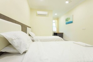 4 bedrooms, desk, iron/ironing board, Internet - 4 Bedroom Landed House. Party friendly and close to beach. (Kota Kinabalu)