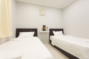 4 bedrooms, desk, iron/ironing board, Internet