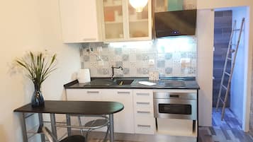 Fridge, microwave, stovetop, coffee/tea maker
