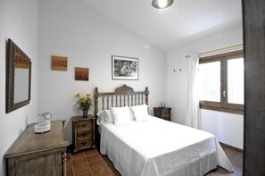 5 bedrooms, iron/ironing board, WiFi, bed sheets - Casa Almendro, ideal country house for families (Los Nogales)