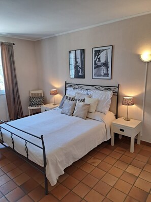 4 bedrooms, iron/ironing board, travel crib, free WiFi - fantastically located detached villa with private swimming pool for 8 people. (Callas)