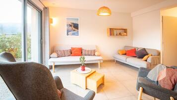 TV connectée, Netflix, table de tennis de table, livres