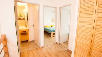 4 chambres, bureau, fer et planche Ă repasser, lit parapluie