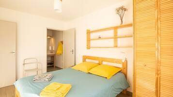 4 bedrooms, desk, iron/ironing board, travel crib