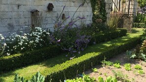 Exterior detail - Etrun: cottage Abbey Etrun (Étrun)