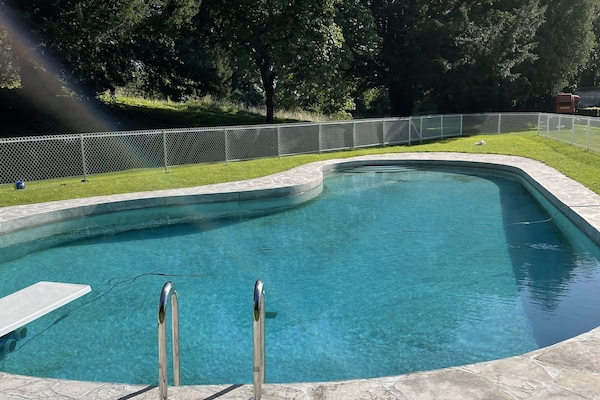 Piscine privée de grande dimension chauffée naturellement .