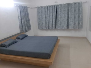 3 bedrooms, in-room safe, iron/ironing board, free WiFi