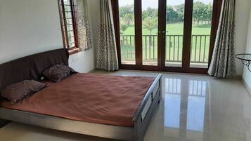 3 bedrooms, in-room safe, iron/ironing board, free WiFi