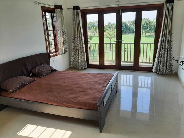 3 chambres, coffre-fort, fer et planche Ă repasser